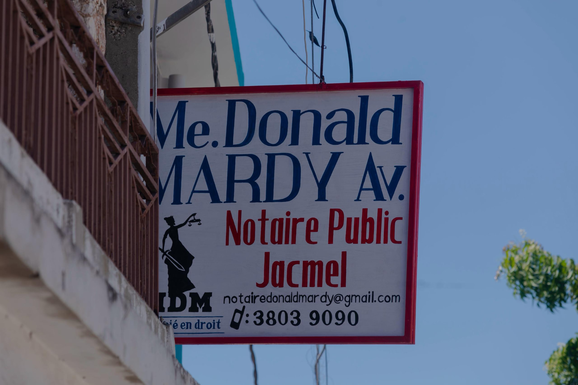 Panneau de signalisation de l'étude : Me Donald Mardy, Notaire Public, Jacmel